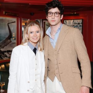 Madison Thompson Instagram - @elleusa x @poloralphlauren x madison finally learning how to tie a tie
