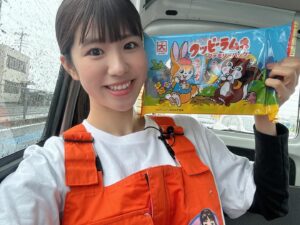 Madoka Umemoto Instagram - 今月のクローバーTVさんの梅本まどかのアマsiriは、、、
お菓子についてです😋❤️
ラムネといえば！のあの工場にお邪魔させて頂き、歴史について教えて頂いたり、工場見学をさせて頂きました🌟
もう1件、駄菓子屋すーさんというこども達の為に居場所をつくりたいというすーさんの想いや願いが詰まった場所で子供たちにお話しを聞かせてもらいました😊
地域のみなさん、是非見てね👀✨

#クローバーTV #梅本まどか　#アマsiri #ラムネ　#お菓子　#駄菓子屋　#貴重な　#工場見学　#子供達　#可愛い　#見てね