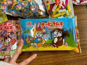 Madoka Umemoto Instagram - 今月のクローバーTVさんの梅本まどかのアマsiriは、、、
お菓子についてです😋❤️
ラムネといえば！のあの工場にお邪魔させて頂き、歴史について教えて頂いたり、工場見学をさせて頂きました🌟
もう1件、駄菓子屋すーさんというこども達の為に居場所をつくりたいというすーさんの想いや願いが詰まった場所で子供たちにお話しを聞かせてもらいました😊
地域のみなさん、是非見てね👀✨

#クローバーTV #梅本まどか　#アマsiri #ラムネ　#お菓子　#駄菓子屋　#貴重な　#工場見学　#子供達　#可愛い　#見てね