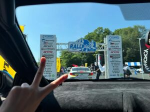 Madoka Umemoto Instagram - 全日本ラリー第4戦丹後ラリー🚗💨
このラリーではLeg2のSS5でリタイアとなってしまいました。このラリーは今年一番最初から苦戦。
ホントに難しすぎて、シリーズで戦うからこそ学べる事も沢山ありました。
モーターファンやアスキーさんでレポートを書かせて頂いているので是非見て頂けると嬉しいです。
マシンに大きなダメージを負ってしまったのですが、メカニックさんがなおして下さり今週末のモントレーも参戦！
メカニックさん始め、CUSCO Racingのみなさんには本当に感謝です🙇‍♀️
その分、今週末頑張ります！！