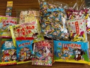Madoka Umemoto Instagram - 今月のクローバーTVさんの梅本まどかのアマsiriは、、、
お菓子についてです😋❤️
ラムネといえば！のあの工場にお邪魔させて頂き、歴史について教えて頂いたり、工場見学をさせて頂きました🌟
もう1件、駄菓子屋すーさんというこども達の為に居場所をつくりたいというすーさんの想いや願いが詰まった場所で子供たちにお話しを聞かせてもらいました😊
地域のみなさん、是非見てね👀✨

#クローバーTV #梅本まどか　#アマsiri #ラムネ　#お菓子　#駄菓子屋　#貴重な　#工場見学　#子供達　#可愛い　#見てね