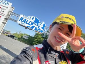 Madoka Umemoto Instagram - 全日本ラリー第4戦丹後ラリー🚗💨
このラリーではLeg2のSS5でリタイアとなってしまいました。このラリーは今年一番最初から苦戦。
ホントに難しすぎて、シリーズで戦うからこそ学べる事も沢山ありました。
モーターファンやアスキーさんでレポートを書かせて頂いているので是非見て頂けると嬉しいです。
マシンに大きなダメージを負ってしまったのですが、メカニックさんがなおして下さり今週末のモントレーも参戦！
メカニックさん始め、CUSCO Racingのみなさんには本当に感謝です🙇‍♀️
その分、今週末頑張ります！！