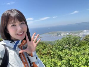 Madoka Umemoto Instagram - 田原市にツーリングに行った時に蔵王山展望台へ🏍️💨
蔵王山は登ると高い場所に着た感があるのですが、あまり登っている感覚がないくらい走りやすいです。
ゆるゆるとトコトコ走っているとついちゃう、凄く行きやすい展望台👀✨
行き方が2通りあり、3・4枚目のルートから行くと2車線で道は広いけどたまにヘアピンのようなカーブがあり
5・6枚目のルートから行くと2車線ほどの幅はないけどカーブも緩く走りやすいという感じで少し印象が変わります🤓
私は行き道はスタッフの方に5・6枚目の方が登りやすいと思うと案内して頂きました🏍️💕
初心者ライダーでもこの展望台はどちらの道も走りやすくいいツーリングになりそう🤔
展望台ってたまにちょっと難易度高いじゃん！と感じるルートがあるのでここは安心していけちゃうし、オススメできるなと感じました🌟
M820WDのドライブレコーダーを使ってこんな風に説明したり、話せるのもいいですよね😆