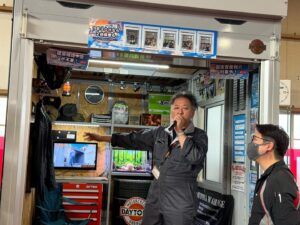 Madoka Umemoto Instagram - だいぶ前のことですが、、、
デイトナさんが行っているイナバ物置勉強会にお邪魔させて頂きました🤓
webオートバイさんにレポートがUPされているのでまだ見ていない方は是非見てね👀❤️✨

#デイトナ　#イナバ物置　#100人　#乗っても　#大丈夫　#バイク　#バイクガレージ　#憧れ　#夢　#勉強会　#愛知県　#工場　#レポート　#見てね　#梅本まどか