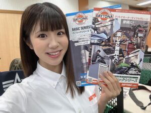 Madoka Umemoto Instagram - だいぶ前のことですが、、、
デイトナさんが行っているイナバ物置勉強会にお邪魔させて頂きました🤓
webオートバイさんにレポートがUPされているのでまだ見ていない方は是非見てね👀❤️✨

#デイトナ　#イナバ物置　#100人　#乗っても　#大丈夫　#バイク　#バイクガレージ　#憧れ　#夢　#勉強会　#愛知県　#工場　#レポート　#見てね　#梅本まどか
