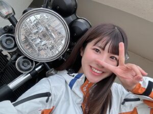 Madoka Umemoto Instagram - 先日久しぶりに田原市にツーリングに🏍️💨
メロンやきゅうりのキューちゃんの看板があって、その土地を感じました😊
ドライブレコーダーを見るとしっかり写っていました👀
ドライブレコーダーってつけて、映像を見た事がないって方が多いそうですがMio「M820WD」をつけてから、映像が綺麗だからというのも理由の1つですが、あの辺にあれがあったよな🤔と思い返し地図と照らし合わして見て、あの道だと正確な場所がわかるのも嬉しい😆💕
なんとなくトコトコ走る事も好きですが、走った道を覚えておけると次走る時に活きるなぁと🤓
この日はお天気もよくて最高なツーリング日和でした❤️