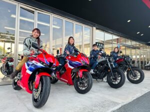 Madoka Umemoto Instagram - HCMグループさんの女子ツーリングに参加させて頂きました🏍️💨
愛知県在住の私にとって季節問わず三重はいつでも走りに行ける場所！のイメージでしたが、今回走ってみて道の走りやすさや行くと楽しくて気持ちいい場所が多い事に驚きました😳✨
Honda Drem松阪店さんでレンタルバイクをしたのですが、久しぶりのレブル500は快適でした❤️
動画がホンダカーズ三重さんのYouTubeにUPされているので是非見てね👀✨