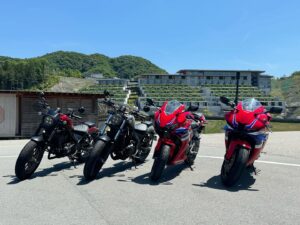 Madoka Umemoto Instagram - HCMグループさんの女子ツーリングに参加させて頂きました🏍️💨
愛知県在住の私にとって季節問わず三重はいつでも走りに行ける場所！のイメージでしたが、今回走ってみて道の走りやすさや行くと楽しくて気持ちいい場所が多い事に驚きました😳✨
Honda Drem松阪店さんでレンタルバイクをしたのですが、久しぶりのレブル500は快適でした❤️
動画がホンダカーズ三重さんのYouTubeにUPされているので是非見てね👀✨