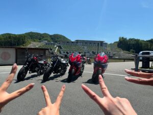 Madoka Umemoto Instagram - HCMグループさんの女子ツーリングに参加させて頂きました🏍️💨
愛知県在住の私にとって季節問わず三重はいつでも走りに行ける場所！のイメージでしたが、今回走ってみて道の走りやすさや行くと楽しくて気持ちいい場所が多い事に驚きました😳✨
Honda Drem松阪店さんでレンタルバイクをしたのですが、久しぶりのレブル500は快適でした❤️
動画がホンダカーズ三重さんのYouTubeにUPされているので是非見てね👀✨