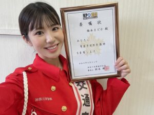 Madoka Umemoto Instagram - 神奈川県では6月は二輪車交通事故防止強化月間。
私はこの期間、交通安全大使をさせて頂いています🙇‍♀️
先日神奈川県内を歩いているとスクーターに乗った方がいたのですが、よく見ると顎紐がプラーンと垂れ下がっていたのです！
ヘルメットをかぶっても、しっかり顎紐をしめなければ転倒した際に外れてしまいます。
事故に合わない事が1番ですが、もし何か避けようとした際やちょっとした転倒になってもその時にとっている対策で怪我の大小はかなり変わります。
二輪車事故でお亡くなりになった方で意外とヘルメットをしっかりかぶれていない方が多いんですと聞いています。
安全運転はもちろんですが、乗る前に車両点検、ヘルメットもしっかりかぶれているか是非チェックしてみて下さい🌟
お天気いいからバイクも気持ちいい時期になってきたので、みなさん楽しいバイクライフを☆ °