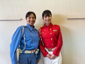 Madoka Umemoto Instagram - 神奈川県では6月は二輪車交通事故防止強化月間。
私はこの期間、交通安全大使をさせて頂いています🙇‍♀️
先日神奈川県内を歩いているとスクーターに乗った方がいたのですが、よく見ると顎紐がプラーンと垂れ下がっていたのです！
ヘルメットをかぶっても、しっかり顎紐をしめなければ転倒した際に外れてしまいます。
事故に合わない事が1番ですが、もし何か避けようとした際やちょっとした転倒になってもその時にとっている対策で怪我の大小はかなり変わります。
二輪車事故でお亡くなりになった方で意外とヘルメットをしっかりかぶれていない方が多いんですと聞いています。
安全運転はもちろんですが、乗る前に車両点検、ヘルメットもしっかりかぶれているか是非チェックしてみて下さい🌟
お天気いいからバイクも気持ちいい時期になってきたので、みなさん楽しいバイクライフを☆ °