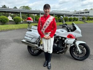 Madoka Umemoto Instagram - 神奈川県では6月は二輪車交通事故防止強化月間。
私はこの期間、交通安全大使をさせて頂いています🙇‍♀️
先日神奈川県内を歩いているとスクーターに乗った方がいたのですが、よく見ると顎紐がプラーンと垂れ下がっていたのです！
ヘルメットをかぶっても、しっかり顎紐をしめなければ転倒した際に外れてしまいます。
事故に合わない事が1番ですが、もし何か避けようとした際やちょっとした転倒になってもその時にとっている対策で怪我の大小はかなり変わります。
二輪車事故でお亡くなりになった方で意外とヘルメットをしっかりかぶれていない方が多いんですと聞いています。
安全運転はもちろんですが、乗る前に車両点検、ヘルメットもしっかりかぶれているか是非チェックしてみて下さい🌟
お天気いいからバイクも気持ちいい時期になってきたので、みなさん楽しいバイクライフを☆ °