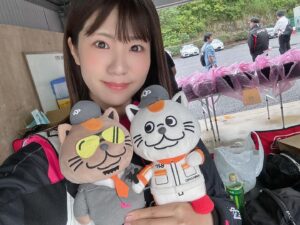 Madoka Umemoto Instagram - GR Garage日進竹の山店さんの走行会に参加させて頂きました！初めて幸田サーキットでの走行会という事でわくわくでしたが、生憎の雨☔️
一時は走行できるか不安でしたが、降ったり止んだりで最後はいいお天気で終わる事ができました☀️
雨だからこそ見えてくるものがあると猪爪選手が教えて下さっていたので参加者のみなさんも悩みながらも楽しんでいた気がします！
私はラリー体験という事で、参加者の方の車の助手席に乗り、ラリーではかかせないレッキを一緒にやり、ペースノートを作り、ラリーってこんなことしているんだを体感してもらいました🤓
みなさん中々距離を言えず、てきとうでもいいですよと言ってもそれが難しく、ラリーってずっとこんな事してるんだといい反応をして下さいました😂
いつも参加し、おなじみと言って頂けているのですが、最近参加できず、行きたいなといつも違う現場から思っていたので今回参加できてよかったです☆ °
また、カローラ名古屋さんはTGRラリーチャレンジにも去年から参戦されていて、日進竹の山店のGRコンサルタントの寺尾さんがコドラをされているのです！
ノートを見せてもらうとカラフルで読みやすいものになっていて、前より楽しそうで、そんな姿が見られたのも嬉しかったです🙈❤️
参加者のみなさん、お世話になったみなさん、ありがとうございました☆ °
.
#grgarage #日進竹の山　#幸田サーキット　#走行会　#雨のち晴れ　#楽しい　#ラリー　#体験　#ペースノート　#レッキ　#参加できてよかった　#ありがとうございました　#梅本まどか