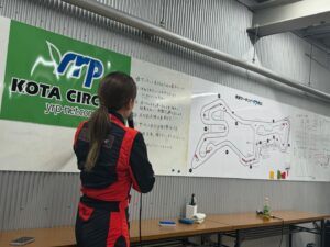 Madoka Umemoto Instagram - GR Garage日進竹の山店さんの走行会に参加させて頂きました！初めて幸田サーキットでの走行会という事でわくわくでしたが、生憎の雨☔️
一時は走行できるか不安でしたが、降ったり止んだりで最後はいいお天気で終わる事ができました☀️
雨だからこそ見えてくるものがあると猪爪選手が教えて下さっていたので参加者のみなさんも悩みながらも楽しんでいた気がします！
私はラリー体験という事で、参加者の方の車の助手席に乗り、ラリーではかかせないレッキを一緒にやり、ペースノートを作り、ラリーってこんなことしているんだを体感してもらいました🤓
みなさん中々距離を言えず、てきとうでもいいですよと言ってもそれが難しく、ラリーってずっとこんな事してるんだといい反応をして下さいました😂
いつも参加し、おなじみと言って頂けているのですが、最近参加できず、行きたいなといつも違う現場から思っていたので今回参加できてよかったです☆ °
また、カローラ名古屋さんはTGRラリーチャレンジにも去年から参戦されていて、日進竹の山店のGRコンサルタントの寺尾さんがコドラをされているのです！
ノートを見せてもらうとカラフルで読みやすいものになっていて、前より楽しそうで、そんな姿が見られたのも嬉しかったです🙈❤️
参加者のみなさん、お世話になったみなさん、ありがとうございました☆ °
.
#grgarage #日進竹の山　#幸田サーキット　#走行会　#雨のち晴れ　#楽しい　#ラリー　#体験　#ペースノート　#レッキ　#参加できてよかった　#ありがとうございました　#梅本まどか