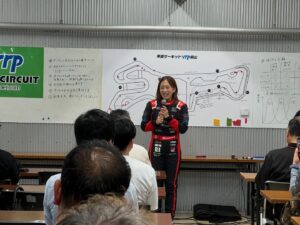 Madoka Umemoto Instagram - GR Garage日進竹の山店さんの走行会に参加させて頂きました！初めて幸田サーキットでの走行会という事でわくわくでしたが、生憎の雨☔️
一時は走行できるか不安でしたが、降ったり止んだりで最後はいいお天気で終わる事ができました☀️
雨だからこそ見えてくるものがあると猪爪選手が教えて下さっていたので参加者のみなさんも悩みながらも楽しんでいた気がします！
私はラリー体験という事で、参加者の方の車の助手席に乗り、ラリーではかかせないレッキを一緒にやり、ペースノートを作り、ラリーってこんなことしているんだを体感してもらいました🤓
みなさん中々距離を言えず、てきとうでもいいですよと言ってもそれが難しく、ラリーってずっとこんな事してるんだといい反応をして下さいました😂
いつも参加し、おなじみと言って頂けているのですが、最近参加できず、行きたいなといつも違う現場から思っていたので今回参加できてよかったです☆ °
また、カローラ名古屋さんはTGRラリーチャレンジにも去年から参戦されていて、日進竹の山店のGRコンサルタントの寺尾さんがコドラをされているのです！
ノートを見せてもらうとカラフルで読みやすいものになっていて、前より楽しそうで、そんな姿が見られたのも嬉しかったです🙈❤️
参加者のみなさん、お世話になったみなさん、ありがとうございました☆ °
.
#grgarage #日進竹の山　#幸田サーキット　#走行会　#雨のち晴れ　#楽しい　#ラリー　#体験　#ペースノート　#レッキ　#参加できてよかった　#ありがとうございました　#梅本まどか