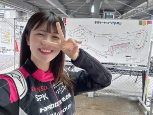 Madoka Umemoto Instagram - GR Garage日進竹の山店さんの走行会に参加させて頂きました！初めて幸田サーキットでの走行会という事でわくわくでしたが、生憎の雨☔️
一時は走行できるか不安でしたが、降ったり止んだりで最後はいいお天気で終わる事ができました☀️
雨だからこそ見えてくるものがあると猪爪選手が教えて下さっていたので参加者のみなさんも悩みながらも楽しんでいた気がします！
私はラリー体験という事で、参加者の方の車の助手席に乗り、ラリーではかかせないレッキを一緒にやり、ペースノートを作り、ラリーってこんなことしているんだを体感してもらいました🤓
みなさん中々距離を言えず、てきとうでもいいですよと言ってもそれが難しく、ラリーってずっとこんな事してるんだといい反応をして下さいました😂
いつも参加し、おなじみと言って頂けているのですが、最近参加できず、行きたいなといつも違う現場から思っていたので今回参加できてよかったです☆ °
また、カローラ名古屋さんはTGRラリーチャレンジにも去年から参戦されていて、日進竹の山店のGRコンサルタントの寺尾さんがコドラをされているのです！
ノートを見せてもらうとカラフルで読みやすいものになっていて、前より楽しそうで、そんな姿が見られたのも嬉しかったです🙈❤️
参加者のみなさん、お世話になったみなさん、ありがとうございました☆ °
.
#grgarage #日進竹の山　#幸田サーキット　#走行会　#雨のち晴れ　#楽しい　#ラリー　#体験　#ペースノート　#レッキ　#参加できてよかった　#ありがとうございました　#梅本まどか