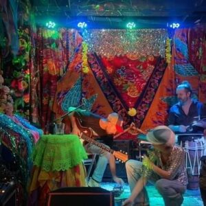 Mãeana Instagram - essa segunda eu tava tão falante, o show durou umas duas horas. falei mt do chico, grande amor de nossas vidas, falei de tudo, mta auto-ajuda. rs. a casa tava lotada, trezena de junho tempo sagrado na bahia, desculpa se alguém ficou de fora. pelo menos quando falei antes do show q quem fosse a favor da pl1904 se retirasse ninguém se retirou. a casa da mãe é mta sorte na minha vida. (se estou cantando por aí é graças a ela) mas tenho um pouco de medo de publico grande por isso, fico pensando meu deus deve ter algum fascista aqui. mas olha, eu tenho TANTO AMIGO que no rio de janeiro sou capaz de encher o circo só com elus, né? ô gente, chama a família toda, acho q não começa tão tarde. vai ser dia 23/08 e o link ta la na bio @circovoador vamos cantar joão gilberto e joão gomes juntos. lembrando a salvador que segunda vai ser especial pq é dia de são joão! esse q batizou jesus e tb batizou todos os joãos da vida afora. bjs, amo vcs - menos os fascistas 

agradecimentos: @pedroderosamorais @bemgil @sebastian_notini @betomsantana @stellamaris_cantora e toda equipe @casadamaeoficial