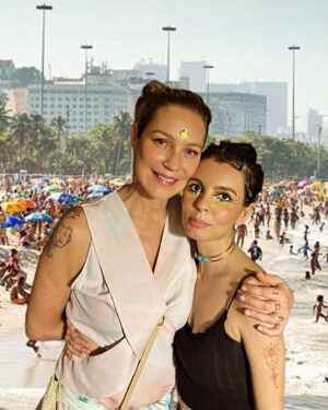 Mãeana Instagram - rapidinho aqui uma coisinha:
- ney   mar lotado de gente 
e  luana, muito  luana! 
“se todos os famosos
fossem iguais a vc,
que maravilhaaa viver” 

te amo @luapio