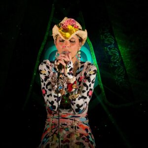 Mãeana Instagram - Quem aí curtiu um piseiro com bossa nova ontem? Mãeana se apresentou na Casa Natura Musical com o seu show “Mãeana canta JG”.

Pela primeira vez na Casa e com ingressos esgotados, a artista trouxe um repertório inspirado nas canções de João Gilberto e João Gomes, celebrando a união entre Piseiro e Bossa Nova de maneira extraordinária.

A interpretação envolvente acompanhada de guitarra e percussão fez o público dançar coladinho ao som de “Meu Pedaço de Pecado” e “Tô Sem Você”, além de cantar juntinho cada verso de “Digo ou Não Digo/Insensatez” e “Fica Comigo/Chega de Saudade” show adentro.

Uma apresentação de energia contagiante, onde artista e plateia fizeram da noite um momento inesquecível.

Agradecemos a todes pela presença e por tornarem essa noite tão especial! 🧡

Vem conferir a programação especial de aniversário da Casa Natura Musical e acompanhar os próximos shows no site: www.casanaturamusical.com.br (link na bio). 🔗

📷 Foto e edição: Rafael Botas @rafael.botas

#NosEncontramosnaMúsica