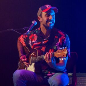 Mãeana Instagram - Quem aí curtiu um piseiro com bossa nova ontem? Mãeana se apresentou na Casa Natura Musical com o seu show “Mãeana canta JG”.

Pela primeira vez na Casa e com ingressos esgotados, a artista trouxe um repertório inspirado nas canções de João Gilberto e João Gomes, celebrando a união entre Piseiro e Bossa Nova de maneira extraordinária.

A interpretação envolvente acompanhada de guitarra e percussão fez o público dançar coladinho ao som de “Meu Pedaço de Pecado” e “Tô Sem Você”, além de cantar juntinho cada verso de “Digo ou Não Digo/Insensatez” e “Fica Comigo/Chega de Saudade” show adentro.

Uma apresentação de energia contagiante, onde artista e plateia fizeram da noite um momento inesquecível.

Agradecemos a todes pela presença e por tornarem essa noite tão especial! 🧡

Vem conferir a programação especial de aniversário da Casa Natura Musical e acompanhar os próximos shows no site: www.casanaturamusical.com.br (link na bio). 🔗

📷 Foto e edição: Rafael Botas @rafael.botas

#NosEncontramosnaMúsica