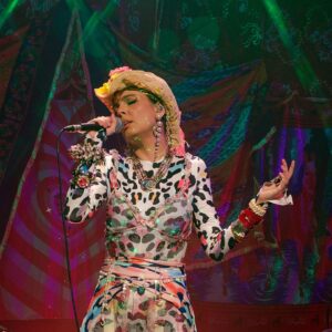 Mãeana Instagram - Quem aí curtiu um piseiro com bossa nova ontem? Mãeana se apresentou na Casa Natura Musical com o seu show “Mãeana canta JG”.

Pela primeira vez na Casa e com ingressos esgotados, a artista trouxe um repertório inspirado nas canções de João Gilberto e João Gomes, celebrando a união entre Piseiro e Bossa Nova de maneira extraordinária.

A interpretação envolvente acompanhada de guitarra e percussão fez o público dançar coladinho ao som de “Meu Pedaço de Pecado” e “Tô Sem Você”, além de cantar juntinho cada verso de “Digo ou Não Digo/Insensatez” e “Fica Comigo/Chega de Saudade” show adentro.

Uma apresentação de energia contagiante, onde artista e plateia fizeram da noite um momento inesquecível.

Agradecemos a todes pela presença e por tornarem essa noite tão especial! 🧡

Vem conferir a programação especial de aniversário da Casa Natura Musical e acompanhar os próximos shows no site: www.casanaturamusical.com.br (link na bio). 🔗

📷 Foto e edição: Rafael Botas @rafael.botas

#NosEncontramosnaMúsica