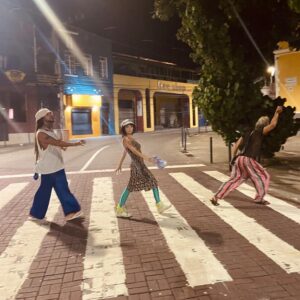 Mãeana Instagram - essa esquina da rua João Gomes (sim, joão gomes)!
esses meus parceiros preciosos! @fabricismo e @pedroderosamorais (Amo vcs!) 
a ideia e foto do meu muso @bemgil 

- volta ali q vou tirar uma foto
- ah não, vamo morrer atropelado
- vai logo, vai ser rapidinho
- mas eu nem gosto de beatles!
- é na rua João Gomes!
- ah então bora!!