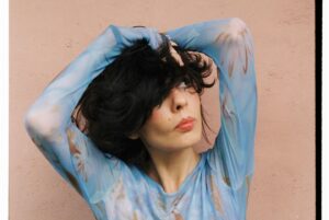 Mãeana Instagram - venho com fotos desse ensaio mara q tive a sorte de  fazer com o glorioso @daryandornelles em lisboa pra lhes fazer umas perguntinhas: 
quem vai estar no turá 11:30 da manhã no domingo pra me ver de camisola e óculos escuros performando plenitude?? heinnn?? estou contando aqui com os dedos de apenas uma mão as várias vantagens de se cantar cedo assim huum?! me contem aí!! quem vê vantagem em chegar cedo pra me ver?? vou começar com “xô preguiça” da xuxa antes de entrar no conceito JG. 
-contratantes: estou brincando, sempre. estou mt lisonjeada honrada e feliz de fazer parte desse line up e abrir esse dia tão especial!- beijos! amo vcs