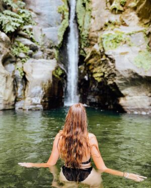 Mafalda Aragão Instagram - Durante uns segundos fiquei sem ar.
Passar o aniversário aqui foi especial. 
Quero voltar para a ilha 🌿

#açores #sãomiguel #saltodocabrito