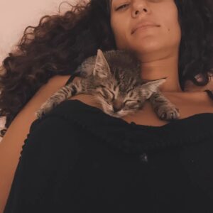 Mafalda Matos Instagram - Sempre desejei ter um animal que viesse até mim de forma natural... a conduzir vi um gatinho... estava abandonado à beira da estrada sem mãe ou irmãos por perto... parei, fui ter com ele e veio atrás de mim... Foi muito óbvio e fluído. Levei-o comigo. Não quis comida para gato, nem leite para gato... come o que eu como... carne. Simples. Tudo faz muito sentido e é lindo. Que companheiro 🤍 Somos uns sortudos!
.
.
.
#kalua #cat #catslover #rescuecat #gato #welcomehome