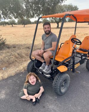 Mafalda Ribeiro Instagram - Parabeniza-lo publicamente por mais um ano de vida serve para que quem aqui me lê (que eu acredito que vocês não vêem só as fotografias) saiba quem é a pessoa que Deus escolheu para literalmente me fazer ter os pés no chão. O meu irmão @ruizinhoc apanha-me hoje na idade, mas foi há muitos anos que fomos apanhados pela convicção de que tínhamos algo a fazer na vida um do outro, que é muito maior do que os nossos defeitos e virtudes. O coração do Rui ensina-me a pedir a Deus que transforme mais o meu. É porque existe diariamente um Rui nos meus bastidores que não tenho medo de ir e ser luz seja aonde for. Conhece-me tão bem que às vezes quase acredito que “crescemos” juntos. O Rui é a antítese de todo o capacitismo que pode haver no mundo e a solidez inabalável do que significa andar em qualquer estrada da vida, sobre as rodas da paz do que não é temporário. É ele que tem acrescentado valor a muitas das decisões que tenho tomado, por ser uma espécie de seta que aponta para a direção do tal caminho estreito que todos os dias me faz mais humana. É a voz dele que agradeço, valorizo, honro, não negligencio, nem dou por garantida: “só tens duas hipóteses: ou confias ou confias”. Seguimos nessa confiança, eu à frente e tu a seres o rei da parvoíce para que nos levantemos sempre nos atropelamentos dos dias. Love you mano ❤️ 
Atenção: não aconselhado às pessoas sensíveis passar para a foto seguinte 😂 #omanofaz39 #oruizinhoebebe #parabensaopaidagloria