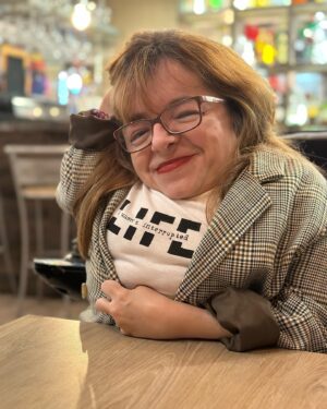 Mafalda Ribeiro Instagram - Sou muitas mulheres nesta embalagem de concentrado de pessoa humana. Sou uma mulher com deficiência, em todos os dias, fora das efemérides, e cabe-me também a mim a responsabilidade de continuar a trazer a visibilidade e a representatividade para todas as esferas da vida, sem dia marcado pelos media ou pelo digital. Juntar-me ao eco dos que lutam pela equidade, e por todas aquelas mulheres que ou não têm voz ou são silenciadas, é um dever antes de qualquer direito. Mas naquele que deverá continuar a ser um dia de celebração pelo orgulho de ser mulher - com tudo o que isso implica e hormonas incluídas - e de gratidão a todas as mulheres que têm sido pilares e referência na minha jornada, escolho também lembrar-me do Era uma Vez a minha história. Se hoje a minha voz de Mulher deixa uma marca na sociedade é porque um dia houve uma Mulher que decidiu não interromper a minha história. Para que hoje ela pudesse ser contada e contasse para alguém. A história de cada um de nós importa, independente do corpo onde mora. Portanto, na declaração que reconheço à beleza que é ser mulher não posso falar de aceitação, liberdade, auto-estima, identidade e igualdade de acesso a oportunidades sem ser primeiro ativista do valor que tem a (minha) vida! 
📸 by @joanavgc 
#gotasnocharco #sorrirsobreamesa #diadamulher #gratidão