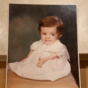 Mafalda Ribeiro Instagram - Hoje é o MEU DEZ, dizia este pontinho de gente, de cada vez que fazia anos. É assim graciosamente há 39 anos 🥳🙌Tenho tantas coisas para dizer hoje a esta bebé, com arzinho de quem parecia saber o que andava cá a fazer 😇 Ou então não, dir-lhe-ia apenas estes versos da música do @_kidsimz_ e da @susanavfchaves: “grato estou, sim eu grato estou, pois o meu impossível possível Ele tornou, mesmo sem entender, eu sei quem cuida de mim”🙌 O mais belo da ode às improbabilidades, que a minha existência tem, é o mistério de como o mover de Deus me trouxe até aqui. Se contasse à Mafalda bebé, à menina ou à miúda a viagem que esta mulher (perto da meia idade 🤦‍♀️) ia fazer, nenhuma delas ia entender. Mas em nenhuma etapa ou instante duvidei de quem tinha o controlo disto tudo. Reconhece-lo - não só hoje mas no banal dos dias - é celebrar aquilo que me foi confiado, no dia em que acredito ter sido detalhadamente planeada para vir para o mundo assim. O mérito não é meu, as vitórias não são minhas, nada aconteceu pela minha força, pois esta que eu sou serve para manifestar unicamente a Glória do Maior Artista de todos. 
Estou grata a cada um que Ele escolheu para personificar o Seu amor e cuidado ao longo destes quase 40 anos: família e amigos. A vocês que me encorajam a continuar a fazer da comunicação uma ponte para a Esperança. Por isso mesmo sem entender, e sem querer saber o que virá, continuo a escolher confiar que sou guardada, levantada e enviada para o extraordinário. Parabéns Mafizinha 🥳
#sorrirsobrerodas #gotasnocharco #mafibebe #dezmaio #39anos #gratidao