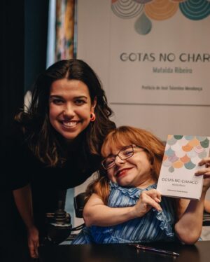 Mafalda Ribeiro Instagram - (continuação do tsunami de Amor em sorrisos brilhantes e abraços)
Foram escolhidos a dedo pelo critério do meu coração: a Catarina, o Jorge, a Cat, o Marcos, a Selma, a Sara e o Rui. Sete das minhas pessoas que deram o poder à Palavra que eu acredito que ela tem💙.
A par da gratidão, que não tomo como emoção, mas como uma decisão diária, é o investimento nas pessoas, que a vida me dá, que me torna, ou não, boa mordoma do meu Tempo. A presença de cada um destes 7, nos momentos em que não há holofotes nem palco, é aquilo que me faz não desistir de os manter perto. Se ninguém constrói nada sozinho, se nada disto é acerca de mim, então só podia cercar-me das vozes que ao longo da viagem foram referência, direção, crítica, apoio e parceria para que o meu barquinho de papel continue a flutuar. Que eu seja merecedora de os fazer permanecer💦📖
📸 @b_love.studios 
#gotasnocharco #livro #lançamento #gratidao #mafaldaribeiro #haveaniceday #coletivo284
