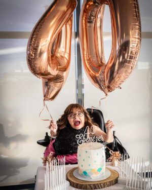 Mafalda Ribeiro Instagram - (preciso dos próximos 40 anos para responder ao tsunami de amor e carinho que tenho recebido, das mais diversas formas, desde o meu dia 10 de maio 🎂🥹)
EBENÉZER (um termo em hebraico que significa pedra da ajuda ou gratidão) é para mim a palavra que não me centrava apenas a mim nesta festa, mas que apontava para quem eu quero celebrar: o Autor da minha vida - que é uma ode às improbabilidades - que me planeou para ser esta Mafalda 🙌 “Até aqui nos ajudou o Senhor”, diz tudo acerca da maneira como quero viver tudo o que tenho à minha frente: com gratidão, reconhecimento, declaração, rendição, dependência e ousadia! 
É possível decidir isto e viver em alegria, festa, esperança e liberdade de expressar quem eu sei que fui criada para ser, sem medo de ser julgada pela minha aparência, limitações físicas e muito menos pela minha fé. Numa semana em que o país celebra o fim da vida (em nome da subjetiva dignidade), que eu não me canse de permanecer uma chama acesa pela VIDA e pelo MILAGRE que ela é✨ Obrigada a todos os que me empurram 🙌
📸 by @carlapais.photography
🎂 by @mssreis 
#gotasnocharco #gratidao #celebração #ebenezer #quarentinha #aniversário