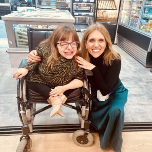 Mafalda Ribeiro Instagram - Se tivesse de definir o último meio ano numa palavra seria OPORTUNIDADE✨ O desafio da @lifeatjm chegou em pleno dia de Thanksgiving do ano passado, conheci a (hoje também um bocadinho minha) equipa de Inclusão, no Centro Incluir de Lisboa, na véspera do Dia Internacional da Pessoa com Deficiência, tive muitas horas on-line com as pessoas que fazem a diferença real na vida de tantas pessoas dentro do grupo Jerónimo Martins e estreei-me como formadora no Dia da Criança😉. Olhando para cada detalhe, tudo faz sentido para quem me conhece e sabe que, ainda hoje, vivo sentada no espanto, muito pelas oportunidades que me são confiadas. 
6 meses passados, escolhi 7 fotografias para partilhar convosco a Boa Nova que faz jus ao que ouvi da Susana Correia de Campos um dia: “nós no JM não comunicamos nada que não esteja materializado”. Já no terreno sou testemunha disso e assino por baixo. 
Por isso, é com um orgulho que transborda os meus 97 cm que, como Consultora (externa) em Diversidade & Inclusão para o Programa Incluir” do grupo Jerónimo Martins, visto a camisola de um projecto que todos os dias me faz ter esperança num futuro cada vez mais inclusivo. A gratidão pela oportunidade que também me faz a mim aprender, inovar, desconstruir-me e desafiar-me vai para a equipa maravilhosa de Inclusão que, já há muito tempo, começou a desbravar caminho. Obrigada por me incluírem e por me darem a oportunidade igual de, com a minha diferença, melhorar o mundo ao vosso lado!
#sorrirsobrerodas #consultoria #formacao #entusiasmo #gratidao #inclusion #liderança #diversity #jeronimomartins #incluir #ligeatjm #novodesafio