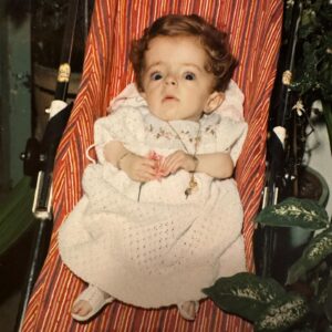 Mafalda Ribeiro Instagram - Há QUA-REN-TA anos que vivo sentada no espanto🙌 O cálice da minha gratidão por ter chegado a este 10 de maio de 2023 transborda🥹 E nos meus lábios hoje estão ainda mais estas palavras, que são literalmente Vida para mim:
“Tu criaste o íntimo do meu ser
e me teceste no ventre da minha mãe. Eu te louvo porque me fizeste
de modo especial e admirável.
Tuas obras são maravilhosas!
Digo isso com convicção. Meus ossos não estavam escondidos de ti quando em secreto fui formado
e entretecido como nas profundezas da terra. Os teus olhos viram o meu embrião;
todos os dias determinados para mim foram escritos no teu livro
antes de qualquer deles existir”- Salmos 139:13-16
O maior presente deste meu espanto contínuo, desde 1983, é ser um testemunho do Seu Amor✨ #gotasnocharco #gratidao #aniversario #quarentona #amafifazanos #ebenezer
