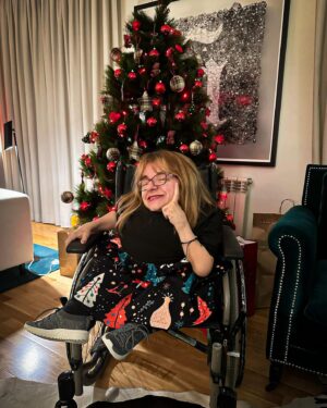 Mafalda Ribeiro Instagram - “Cada Homem é o Presépio onde Deus nasce”, by @comodissetolentino. E porque assim é, este Natal, desejo a todos, e a cada um, que encontrem ou reencontrem-se com o brilho genuíno desta quadra, e que ele possa permanecer todo o ano, independentemente das circunstâncias. Desatem os nós e transformem-nos em laços genuínos de bem e de paz. Libertem-se dos artifícios, convenções sociais, pareceres, obrigações culturais e tradições ocas de sentido e procurem a Luz verdadeira que vos conduz à Manjedoura. Ao Essencial. À razão desta estação: Jesus! ✨ Pois é essa Luz, feita Estrela, que guiou tantos até ao Centro do Natal há   de 2000 anos, que continua a colocar-nos a todos em movimento, a partir da História mais importante de todas as estórias. O Menino dos Anos, que devíamos todos celebrar hoje, é a nossa Esperança encarnada. Foi Ele quem nos levou à Mesa e nos deixou a responsabilidade de sermos também nós Luz para todos, nela e a partir dela. Repartindo-nos (e não, empaturrando-nos!), como Ele fez. Que haja esta Presença nas vossas Casas, Mesas e corações. Que o Natal com significado seja desembrulhado com verdade e consistência. Um santo Natal e obrigada por estarem no meu caminho ✨🎄🙌