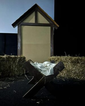 Mafalda Ribeiro Instagram - “Cada Homem é o Presépio onde Deus nasce”, by @comodissetolentino. E porque assim é, este Natal, desejo a todos, e a cada um, que encontrem ou reencontrem-se com o brilho genuíno desta quadra, e que ele possa permanecer todo o ano, independentemente das circunstâncias. Desatem os nós e transformem-nos em laços genuínos de bem e de paz. Libertem-se dos artifícios, convenções sociais, pareceres, obrigações culturais e tradições ocas de sentido e procurem a Luz verdadeira que vos conduz à Manjedoura. Ao Essencial. À razão desta estação: Jesus! ✨ Pois é essa Luz, feita Estrela, que guiou tantos até ao Centro do Natal há   de 2000 anos, que continua a colocar-nos a todos em movimento, a partir da História mais importante de todas as estórias. O Menino dos Anos, que devíamos todos celebrar hoje, é a nossa Esperança encarnada. Foi Ele quem nos levou à Mesa e nos deixou a responsabilidade de sermos também nós Luz para todos, nela e a partir dela. Repartindo-nos (e não, empaturrando-nos!), como Ele fez. Que haja esta Presença nas vossas Casas, Mesas e corações. Que o Natal com significado seja desembrulhado com verdade e consistência. Um santo Natal e obrigada por estarem no meu caminho ✨🎄🙌