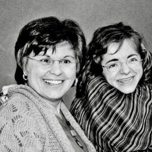 Mafalda Ribeiro Instagram - Re-significar é onde mais cedo ou mais tarde o luto devia ir parar. Hoje, 11 anos depois de iniciar esta jornada do “sem a minha mãe” tenho a consciência que o faço, umas vezes mais em esforço mental do que outras, mas sempre a respirar a paz que para mim significa viver com a esperança do reencontro. A questão é que por mais que re-signifiquemos datas, enquanto a memória não nos trair, não se deita fora o sentir nem se sugam as saudades que nos amassam por dentro. Penso muitas vezes: como é que o mundo ousa continuar a girar sem a presença da minha mãe? Dantes isso quase me soava a afronta, principalmente na alegria, na celebração, nas vitórias, nas conquistas, nas boas notícias e na festa. Como é que se está em pleno no que quer que seja de felicidade se não o posso partilhar com ela? Os anos vão passando e tudo vai mudando de perspectiva: a dor, outrora ferida aberta, dá lugar à cicatriz, a irritação dá lugar à vontade saudável e o vazio da incredulidade dá lugar ao medo de tudo cair no esquecimento, como se assim a fosse perder várias vezes para lá daquele acidente a 17 de junho. 
Muitos consideram que re-significar é deixar de contar, é não falar, é arrumar num baú muito fundo e deitar a chave fora, é distrair as emoções e criar coisas como substituição - muito gostamos nós de meter o dedo no luto alheio quando se calhar nem nunca nos morreu uma tartaruga! A essas pessoas respondo: não é eu não sou capaz, é eu não quero. E não quero porque, graças a Deus, vivo uma vida cheia de significado onde cabe pessoas importantes, que foram chegando e que já não a conheceram, e mudanças que me transformaram para melhor que ela não assistiu. Em tudo o que Deus me tem somado ela continua a faltar e por isso preciso de continuar a contar a minha mãe ao meu mundo. Porque quero que saibam que há uma Mafalda antes e depois deste dia, desde há 11 anos. E existiram dois sorrisos cá que passaram a um❤️‍🩹 O luto não se supera, atravessa-se.