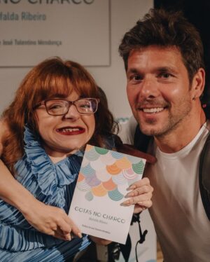 Mafalda Ribeiro Instagram - (continuação do tsunami de Amor em sorrisos brilhantes e abraços)
Foram escolhidos a dedo pelo critério do meu coração: a Catarina, o Jorge, a Cat, o Marcos, a Selma, a Sara e o Rui. Sete das minhas pessoas que deram o poder à Palavra que eu acredito que ela tem💙.
A par da gratidão, que não tomo como emoção, mas como uma decisão diária, é o investimento nas pessoas, que a vida me dá, que me torna, ou não, boa mordoma do meu Tempo. A presença de cada um destes 7, nos momentos em que não há holofotes nem palco, é aquilo que me faz não desistir de os manter perto. Se ninguém constrói nada sozinho, se nada disto é acerca de mim, então só podia cercar-me das vozes que ao longo da viagem foram referência, direção, crítica, apoio e parceria para que o meu barquinho de papel continue a flutuar. Que eu seja merecedora de os fazer permanecer💦📖
📸 @b_love.studios 
#gotasnocharco #livro #lançamento #gratidao #mafaldaribeiro #haveaniceday #coletivo284