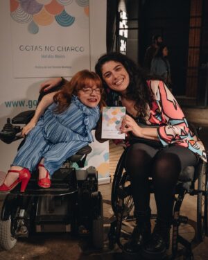 Mafalda Ribeiro Instagram - (continuação do tsunami de Amor em sorrisos brilhantes e abraços)
Foram escolhidos a dedo pelo critério do meu coração: a Catarina, o Jorge, a Cat, o Marcos, a Selma, a Sara e o Rui. Sete das minhas pessoas que deram o poder à Palavra que eu acredito que ela tem💙.
A par da gratidão, que não tomo como emoção, mas como uma decisão diária, é o investimento nas pessoas, que a vida me dá, que me torna, ou não, boa mordoma do meu Tempo. A presença de cada um destes 7, nos momentos em que não há holofotes nem palco, é aquilo que me faz não desistir de os manter perto. Se ninguém constrói nada sozinho, se nada disto é acerca de mim, então só podia cercar-me das vozes que ao longo da viagem foram referência, direção, crítica, apoio e parceria para que o meu barquinho de papel continue a flutuar. Que eu seja merecedora de os fazer permanecer💦📖
📸 @b_love.studios 
#gotasnocharco #livro #lançamento #gratidao #mafaldaribeiro #haveaniceday #coletivo284