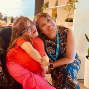 Mafalda Ribeiro Instagram - Se tivesse de definir o último meio ano numa palavra seria OPORTUNIDADE✨ O desafio da @lifeatjm chegou em pleno dia de Thanksgiving do ano passado, conheci a (hoje também um bocadinho minha) equipa de Inclusão, no Centro Incluir de Lisboa, na véspera do Dia Internacional da Pessoa com Deficiência, tive muitas horas on-line com as pessoas que fazem a diferença real na vida de tantas pessoas dentro do grupo Jerónimo Martins e estreei-me como formadora no Dia da Criança😉. Olhando para cada detalhe, tudo faz sentido para quem me conhece e sabe que, ainda hoje, vivo sentada no espanto, muito pelas oportunidades que me são confiadas. 
6 meses passados, escolhi 7 fotografias para partilhar convosco a Boa Nova que faz jus ao que ouvi da Susana Correia de Campos um dia: “nós no JM não comunicamos nada que não esteja materializado”. Já no terreno sou testemunha disso e assino por baixo. 
Por isso, é com um orgulho que transborda os meus 97 cm que, como Consultora (externa) em Diversidade & Inclusão para o Programa Incluir” do grupo Jerónimo Martins, visto a camisola de um projecto que todos os dias me faz ter esperança num futuro cada vez mais inclusivo. A gratidão pela oportunidade que também me faz a mim aprender, inovar, desconstruir-me e desafiar-me vai para a equipa maravilhosa de Inclusão que, já há muito tempo, começou a desbravar caminho. Obrigada por me incluírem e por me darem a oportunidade igual de, com a minha diferença, melhorar o mundo ao vosso lado!
#sorrirsobrerodas #consultoria #formacao #entusiasmo #gratidao #inclusion #liderança #diversity #jeronimomartins #incluir #ligeatjm #novodesafio