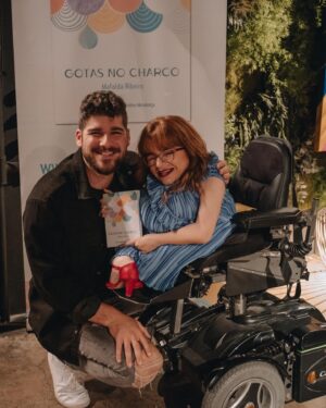 Mafalda Ribeiro Instagram - (continuação do tsunami de Amor em sorrisos brilhantes e abraços)
Foram escolhidos a dedo pelo critério do meu coração: a Catarina, o Jorge, a Cat, o Marcos, a Selma, a Sara e o Rui. Sete das minhas pessoas que deram o poder à Palavra que eu acredito que ela tem💙.
A par da gratidão, que não tomo como emoção, mas como uma decisão diária, é o investimento nas pessoas, que a vida me dá, que me torna, ou não, boa mordoma do meu Tempo. A presença de cada um destes 7, nos momentos em que não há holofotes nem palco, é aquilo que me faz não desistir de os manter perto. Se ninguém constrói nada sozinho, se nada disto é acerca de mim, então só podia cercar-me das vozes que ao longo da viagem foram referência, direção, crítica, apoio e parceria para que o meu barquinho de papel continue a flutuar. Que eu seja merecedora de os fazer permanecer💦📖
📸 @b_love.studios 
#gotasnocharco #livro #lançamento #gratidao #mafaldaribeiro #haveaniceday #coletivo284