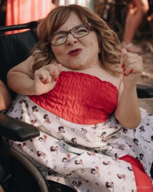 Mafalda Ribeiro Instagram - “És uma mulher com M grande”, diz-se de boa intenção. Mas se as mulheres não se medem aos palmos, então a identidade feminina também não reside na grandeza do seu M. Porque ela não deve ser definida de fora para dentro e muito menos por comparação. Gosto da letra M. Porque é a letra dos meus dois nomes próprios e porque muito do que hoje sou vem do M com que escrevo a palavra Mãe, naquilo que a minha escreveu em mim. 
Só que ser mulher é ser todo o abecedário. 
É desempenhar incontáveis papéis, exercitar tarefas paralelas, fazer com que o tempo estique enquanto o coração tem sempre espaço para alargar… e ainda assim parece que vivemos aquém do que todo o mundo espera de nós. 
Nas minhas quatro décadas a ser esta Mulher (com e sem as características que os rótulos das caixas teimam em colar) honro mulheres e homens que sublinharam a minha existência enquanto Mulher. Pessoas que me foram mostrando o quão amada sou desde a minha criação e que esse é um estado imutável. 
Ser amada não depende de eu ser mulher de x ou mãe de y. Também não depende daquilo que eu possa fazer até me esgotar. Não depende de eu dizer que sim a tudo para aparecer ou pertencer. Não depende do meu alpinismo social para não defraudar expectativas ou colecionar dias preenchidos na agenda. Não depende dos elogios nem da popularidade. Ser esta Mulher que decide sacudir o pó dos pensamentos e irrigar o coração agradecido - mesmo nos dias em que a incapacidade lidera, as dores não ficam a zeros e o que vejo ao espelho precisa de uma intervenção - é o resultado de me saber filha amada de. A minha identidade como Mulher está na origem, portanto venha o que vier, a minha oração constante é que eu nunca me perca da primeira letra do abecedário: o A de Amor. 
📸 by @b_love.studios 
#gotasnocharco #aceitacao #diadamulher #alegria
