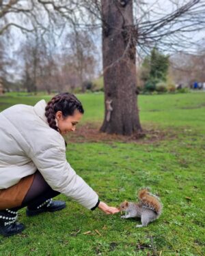 Mafalda Tavares Instagram - Alimentar os esquilos em Londres 🐿️✔️ Foi das coisas que mais gostei nesta viagem. Já tinha ido a Londres algumas vezes mas nunca tinha dado comida aos esquilos e AMEI, eles são muito lindos 🥹 deslizem para o lado e vejam o esquilo mais foito de todos 😂😂

Fotos e vídeo das queridas @telmameirafotografia e @joana_mafalda_ 

#london #londres #esquilos #squirrel #londonsquirrels #stjamespark