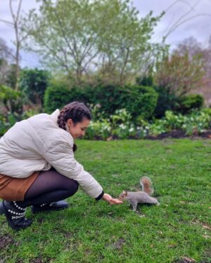 Mafalda Tavares Instagram - Alimentar os esquilos em Londres 🐿️✔️ Foi das coisas que mais gostei nesta viagem. Já tinha ido a Londres algumas vezes mas nunca tinha dado comida aos esquilos e AMEI, eles são muito lindos 🥹 deslizem para o lado e vejam o esquilo mais foito de todos 😂😂

Fotos e vídeo das queridas @telmameirafotografia e @joana_mafalda_ 

#london #londres #esquilos #squirrel #londonsquirrels #stjamespark