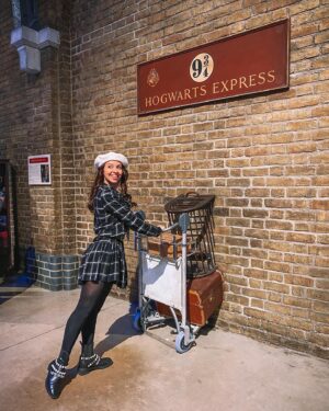 Mafalda Tavares Instagram - Hogwarts Express 🚂 PLATFORM 9¾
Quem apanhava agora este comboio? 
.
Harry Potter Studios ~ Parte 3/3
Último post sobre a minha experiência nos estúdios em Londres! Se gostaste destas partilhas deixa o teu amor… 
.
#hogwarts #hogwartsexpress #plataforma9¾ #harrypotter #harrypotterstudioslondon #harrypottertour