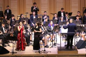 Mafalda Tavares Instagram - 1/3 🎼 Concerto 170 Anos Associação Filarmónica de Arganil
.
Os próximos três posts são sobre este último fim-de-semana!
.
Foi o meu 28° aniversário e não podia ter começado este ano de melhor maneira 🙏🏼
.
Obrigada Maestro @carvalho79 por este convite, estou muito feliz e grata que a nossa vida profissional e pessoal se tenha cruzado!! Foi e é uma enorme honra fazer parte de tudo isto 🤍
.
Foi um concerto inesquecível… Obrigada a cada elemento da talentosa Banda Filarmónica de Arganil sem exceção e obrigada @_catiatavares_ por teres embarcado comigo neste bonito concerto, é sempre um gosto gigante partilhar o palco contigo e com o teu talento que não tem fim 👭🏻
.
O próximo post sai amanhã e será sobre o vestido MARAVILHOSO da @sofialima.atelier 
.
📷, @telmameirafotografia