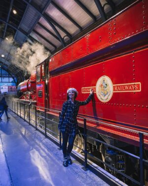 Mafalda Tavares Instagram - Hogwarts Express 🚂 PLATFORM 9¾
Quem apanhava agora este comboio? 
.
Harry Potter Studios ~ Parte 3/3
Último post sobre a minha experiência nos estúdios em Londres! Se gostaste destas partilhas deixa o teu amor… 
.
#hogwarts #hogwartsexpress #plataforma9¾ #harrypotter #harrypotterstudioslondon #harrypottertour