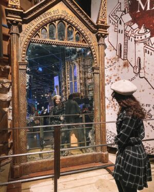 Mafalda Tavares Instagram - Hogwarts Express 🚂 PLATFORM 9¾
Quem apanhava agora este comboio? 
.
Harry Potter Studios ~ Parte 3/3
Último post sobre a minha experiência nos estúdios em Londres! Se gostaste destas partilhas deixa o teu amor… 
.
#hogwarts #hogwartsexpress #plataforma9¾ #harrypotter #harrypotterstudioslondon #harrypottertour
